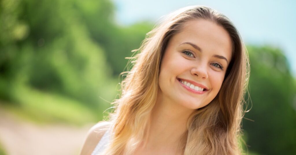 someone smiling with clear healthy skin 1024x538 1